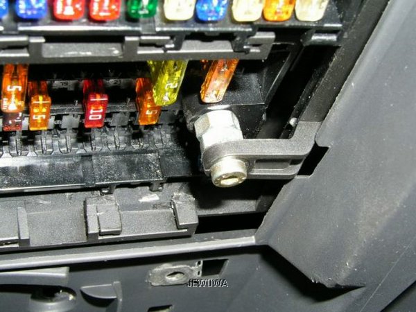 A3 - Nah Sicherungskasten mit Muttern nach hinten versetzt 2.jpg