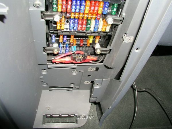 Sicherungskasten mit Muttern nach hinten versetzt.jpg