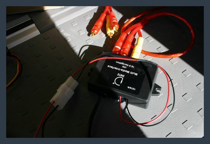 Dietz 1214, damit das RNS2 auch Vidoe gucken kann. Am Dietz 1214 ist ein Stecker, der ins RNS2 eingesteckt werden muss (nicht dargestellt)