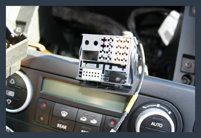 der Werksseitige Stecker muss nun wie auf folgendem Bild zu sehen von den zusatzsteckern fr Wechsler oder Telefon befreit werden