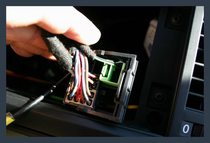 Hier ist nur der Telefonstecker oben rechts zu sehen. Er muss nun herausgezogen werden und im "neuen" Stecker eingesteckt werden. Gleiches gilt fr einen eventuellen Wechslerstecker