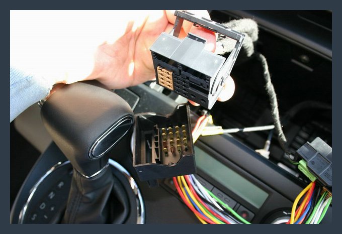 den werksseitigen Stecker nun in die Steckdose stecken